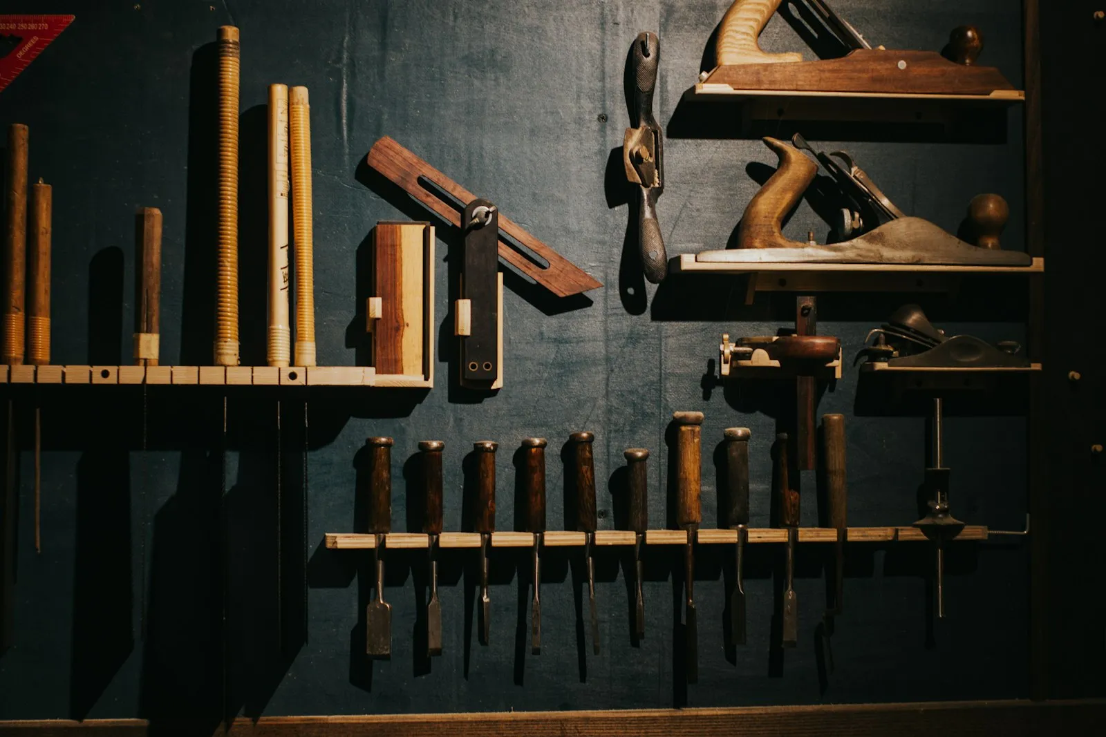 Outils de menuiserie alignés sur un panneau d’atelier