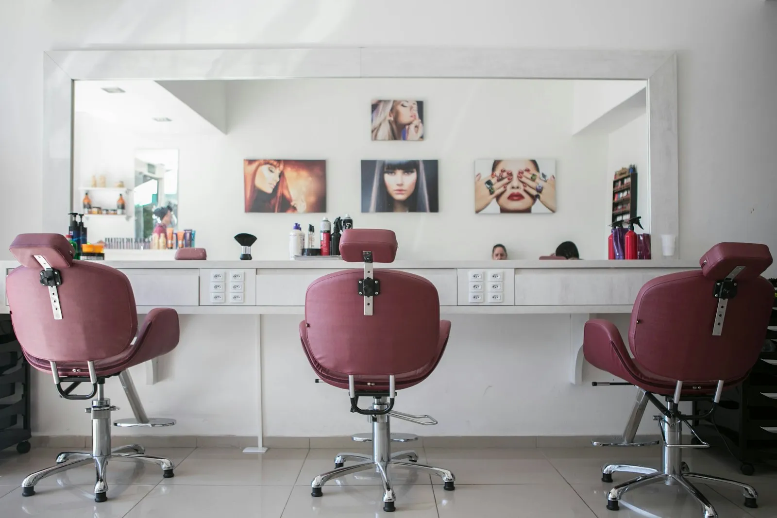 Fauteuils de salon face à un grand miroir