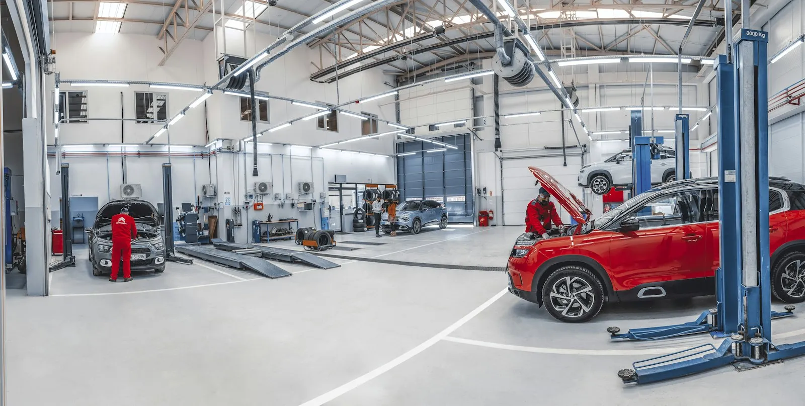 Atelier de réparation automobile, véhicules sur ponts élévateurs