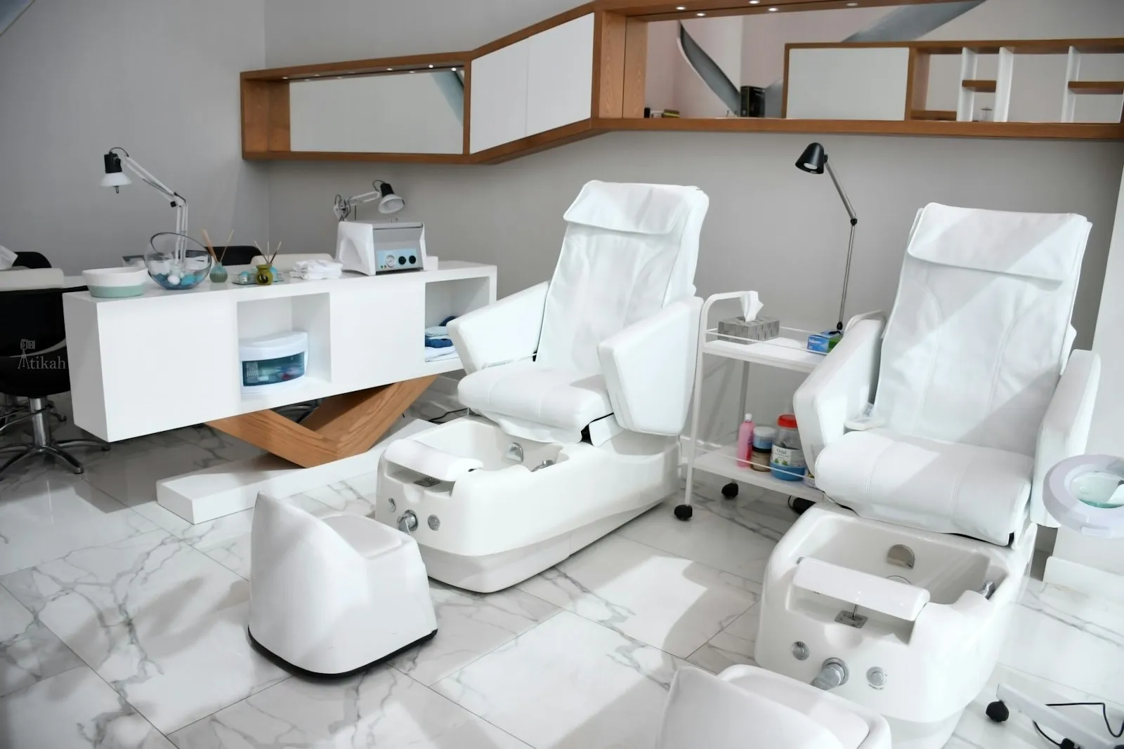 Fauteuils de soin et matériel dans un institut de beauté