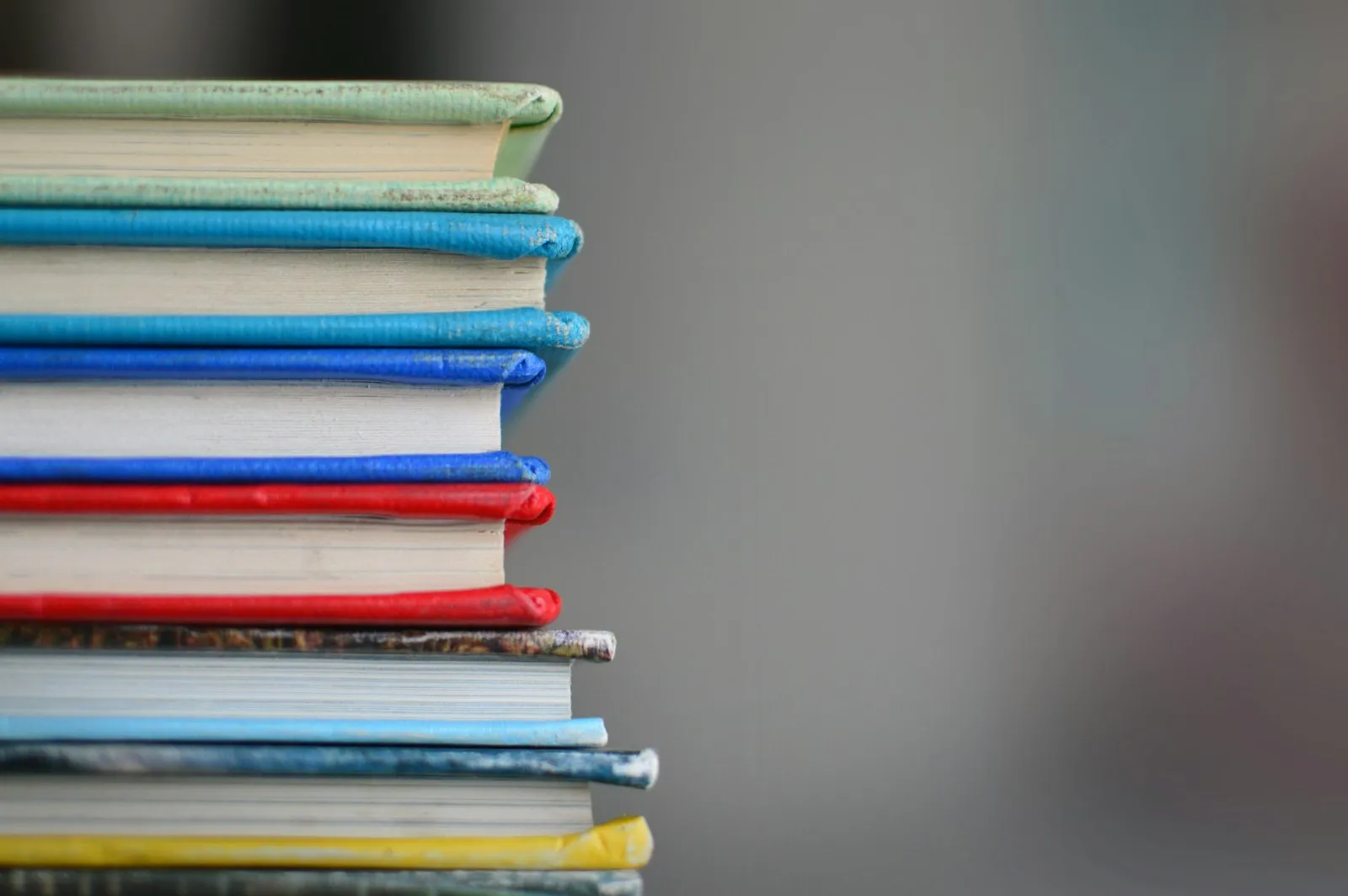 Livres ouverts empilés, mise au point rapprochée