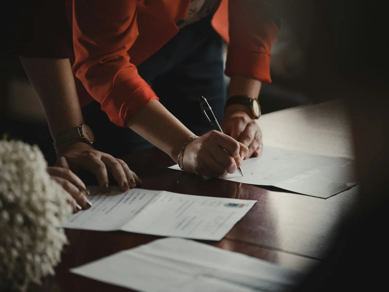 Signature d’un document sur un bureau