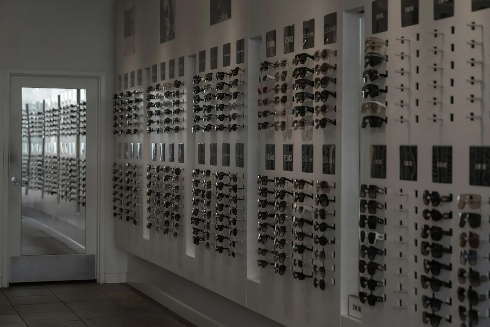 Mur de présentation de montures dans une boutique d’optique