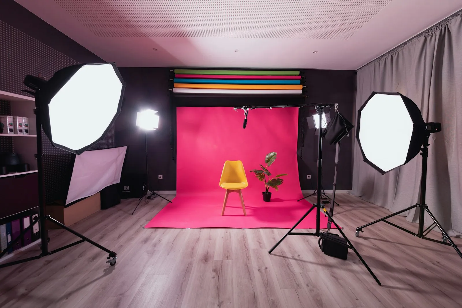 Studio photo, fond coloré et éclairage installé