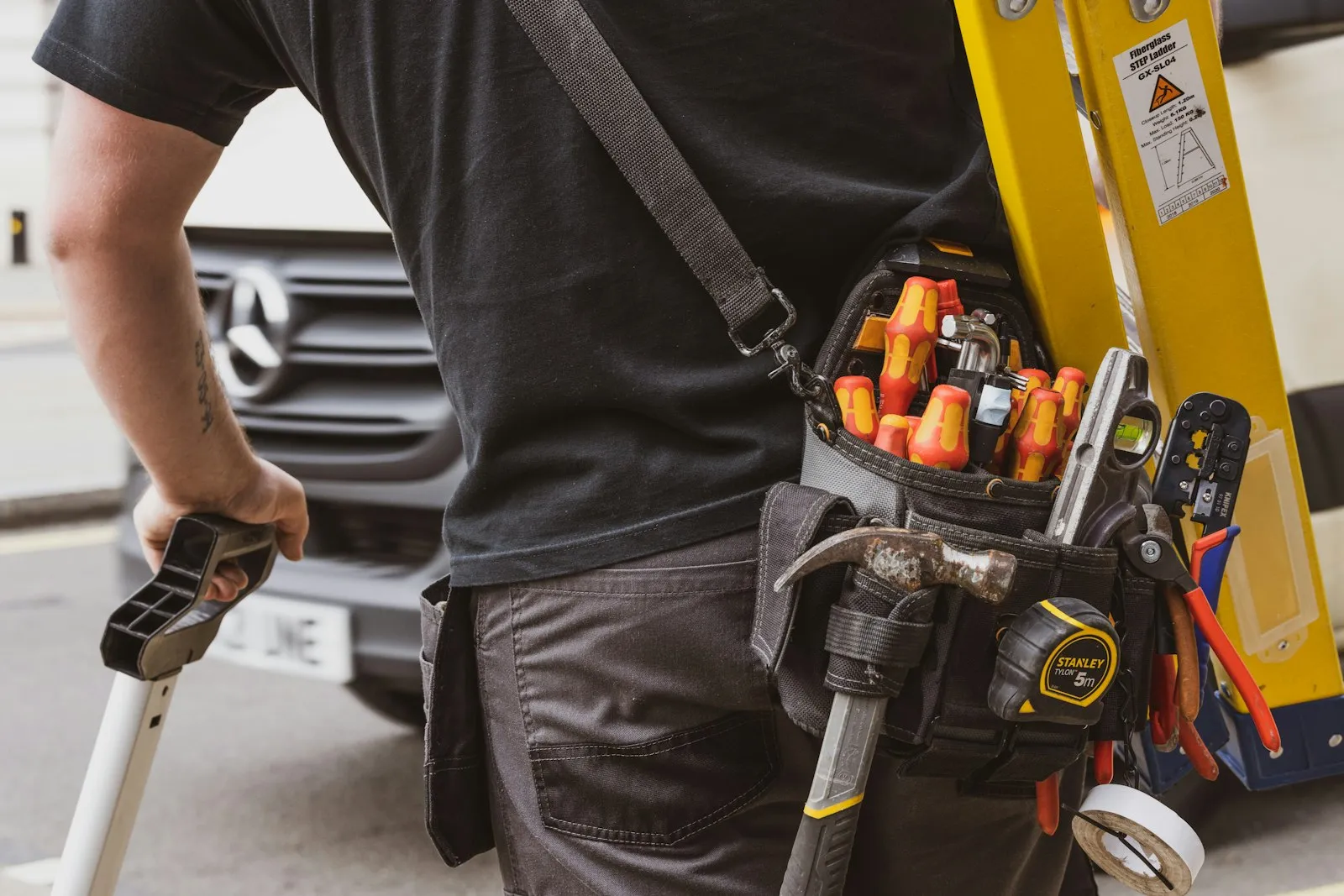 Un technicien tenant une visseuse sur un chantier