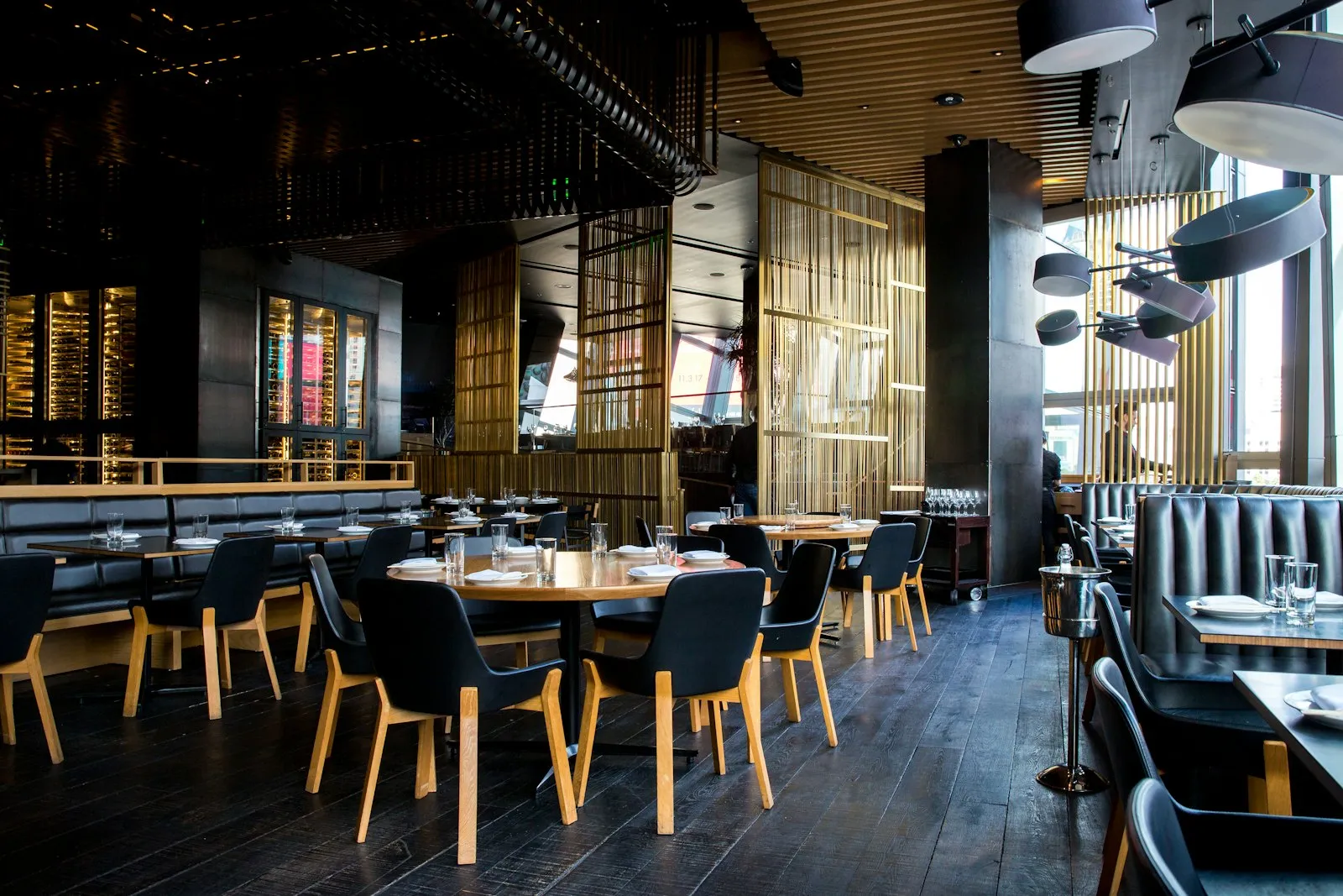 Salle de restaurant dressée, en pleine journée